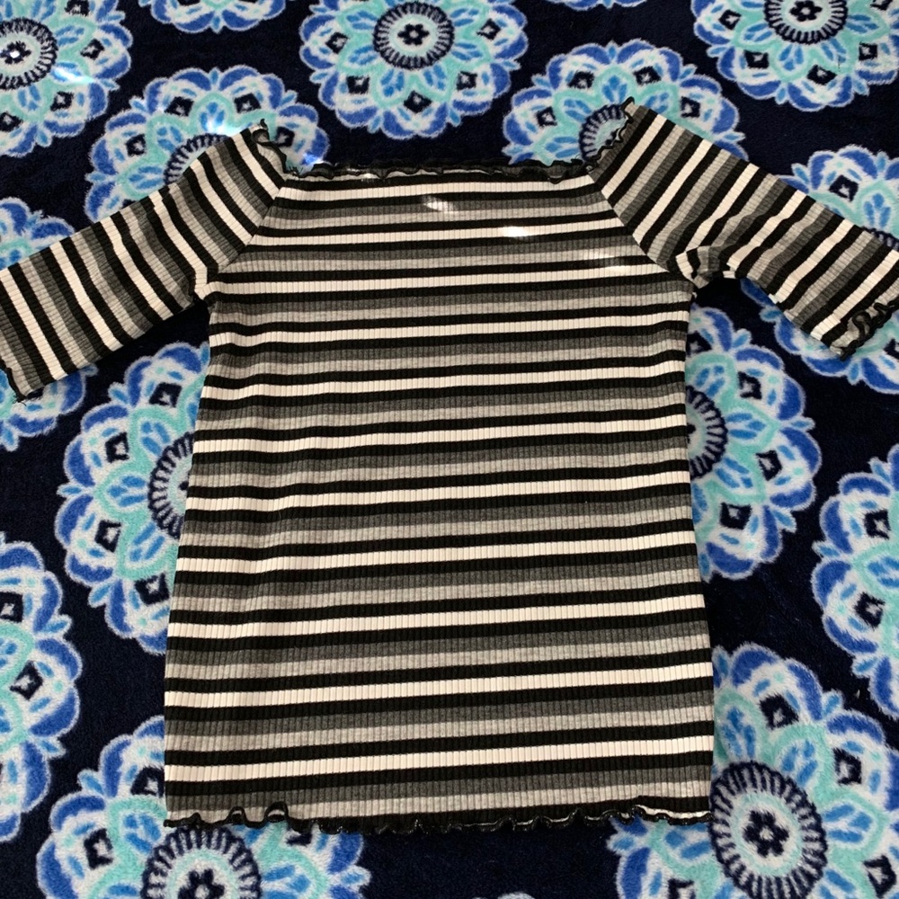Semi cropped shirt